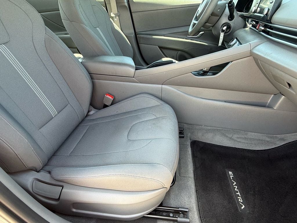 2024 Hyundai ELANTRA SE